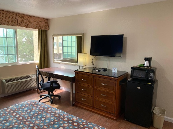 California Inn and Suites Bakersfield image 10