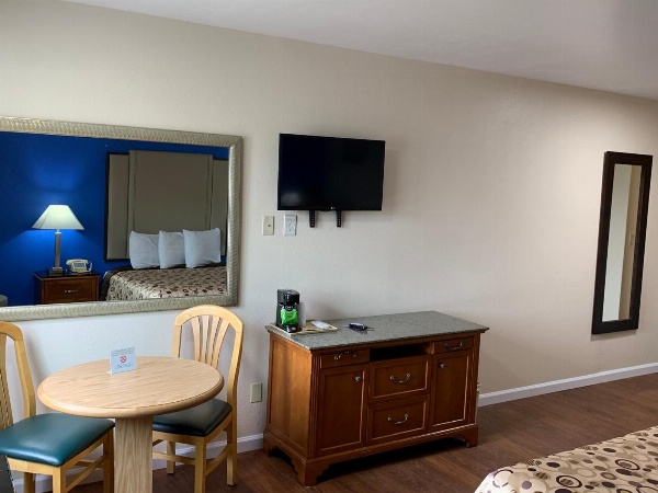 California Inn and Suites Bakersfield image 26