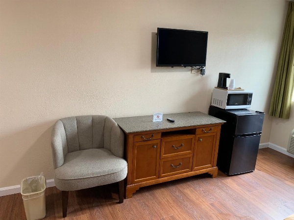 California Inn and Suites Bakersfield image 39
