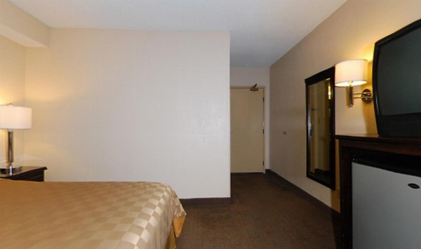 California Inn and Suites Bakersfield image 42