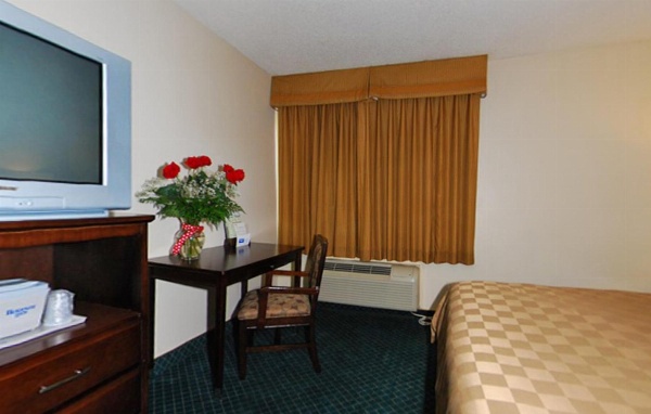 California Inn and Suites Bakersfield image 43