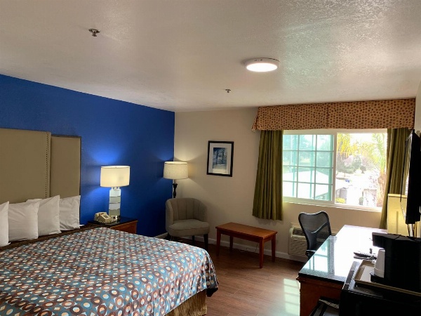 California Inn and Suites Bakersfield image 7