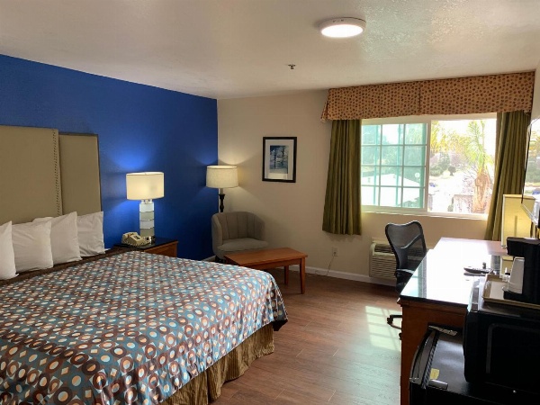 California Inn and Suites Bakersfield image 8