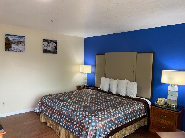 California Inn and Suites Bakersfield image 9